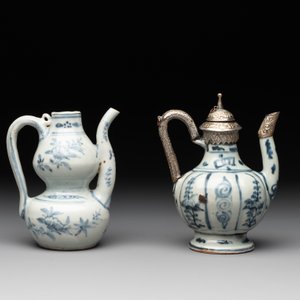 Two Chinese blue and white bowls, two jarlets and two ewers, Ming — photo 2