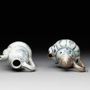 Two Chinese blue and white bowls, two jarlets and two ewers, Ming — photo 4