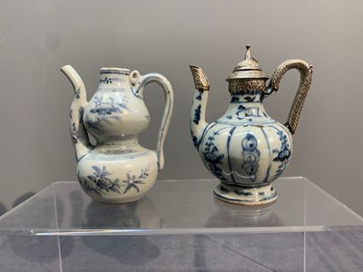 Two Chinese blue and white bowls, two jarlets and two ewers, Ming — photo 11