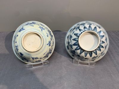 Two Chinese blue and white bowls, two jarlets and two ewers, Ming — photo 2