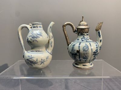 Two Chinese blue and white bowls, two jarlets and two ewers, Ming — photo 9