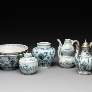 Two Chinese blue and white bowls, two jarlets and two ewers, Ming — photo 1