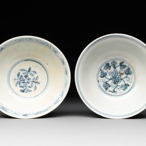 Two Chinese blue and white bowls, two jarlets and two ewers, Ming — photo 13
