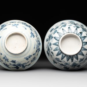 Two Chinese blue and white bowls, two jarlets and two ewers, Ming — photo 14