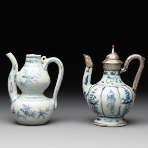 Two Chinese blue and white bowls, two jarlets and two ewers, Ming — photo 3