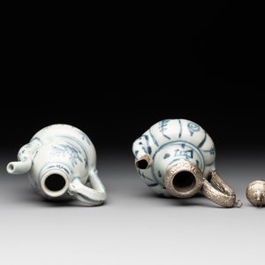 Two Chinese blue and white bowls, two jarlets and two ewers, Ming — photo 5
