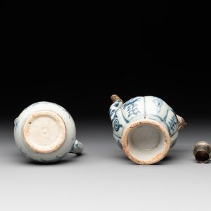 Two Chinese blue and white bowls, two jarlets and two ewers, Ming — photo 6