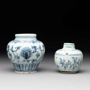 Two Chinese blue and white bowls, two jarlets and two ewers, Ming — photo 8