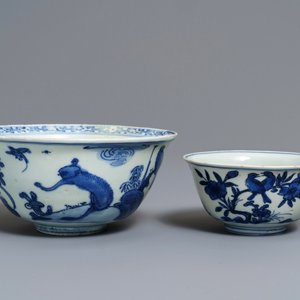 Two Chinese blue and white bowls with animals among flowers, Jiajing — 照片 1