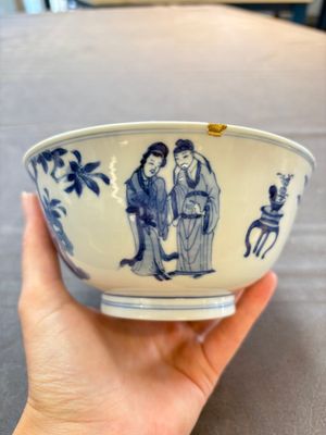 Two Chinese blue and white bowls with figural design, Chenghua and Kangxi marks, Kangxi — 照片 1