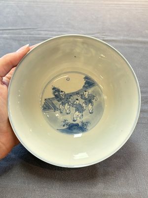 Two Chinese blue and white bowls with figural design, Chenghua and Kangxi marks, Kangxi — 照片 13