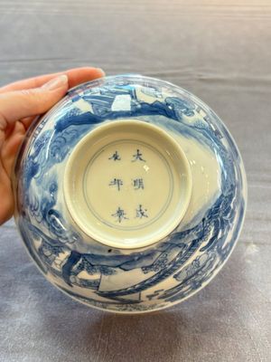 Two Chinese blue and white bowls with figural design, Chenghua and Kangxi marks, Kangxi — 照片 14
