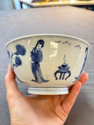 Two Chinese blue and white bowls with figural design, Chenghua and Kangxi marks, Kangxi — 照片 3