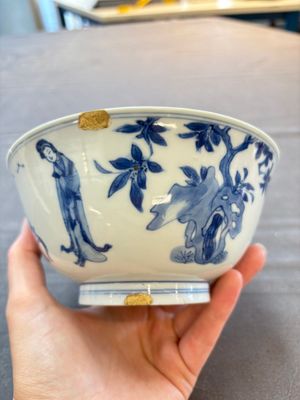 Two Chinese blue and white bowls with figural design, Chenghua and Kangxi marks, Kangxi — 照片 4