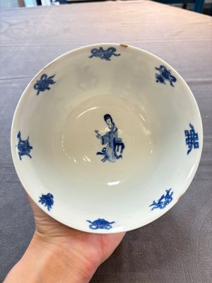 Two Chinese blue and white bowls with figural design, Chenghua and Kangxi marks, Kangxi — 照片 5
