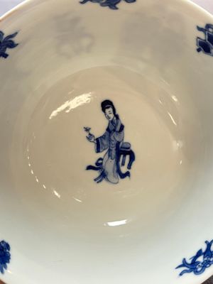 Two Chinese blue and white bowls with figural design, Chenghua and Kangxi marks, Kangxi — 照片 6