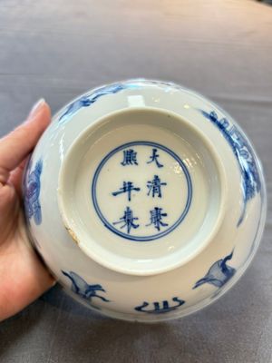 Two Chinese blue and white bowls with figural design, Chenghua and Kangxi marks, Kangxi — 照片 7