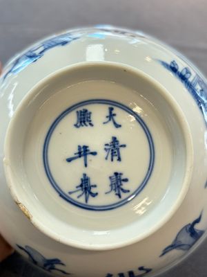 Two Chinese blue and white bowls with figural design, Chenghua and Kangxi marks, Kangxi — 照片 8