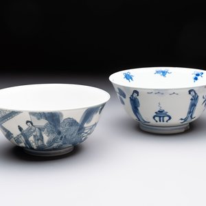 Two Chinese blue and white bowls with figural design, Chenghua and Kangxi marks, Kangxi — 照片 1