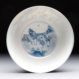 Two Chinese blue and white bowls with figural design, Chenghua and Kangxi marks, Kangxi — 照片 7