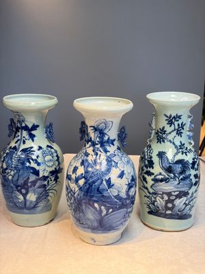 Two Chinese blue and white celadon-ground vases and a blue and white vase, on wooden stands, 19th C. — foto 1