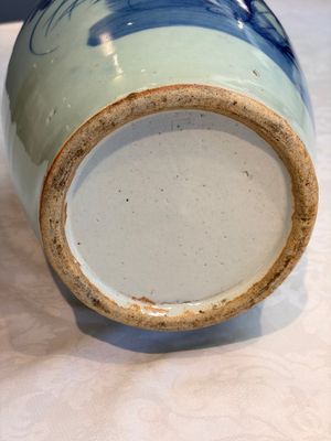 Two Chinese blue and white celadon-ground vases and a blue and white vase, on wooden stands, 19th C. — foto 12