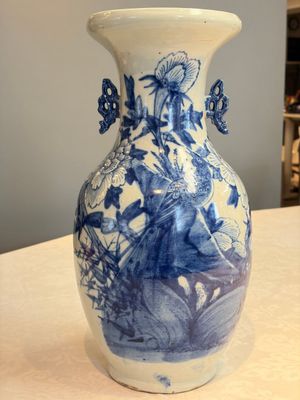 Two Chinese blue and white celadon-ground vases and a blue and white vase, on wooden stands, 19th C. — foto 15