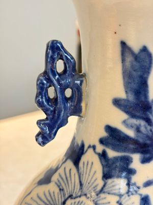 Two Chinese blue and white celadon-ground vases and a blue and white vase, on wooden stands, 19th C. — foto 16