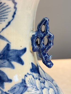 Two Chinese blue and white celadon-ground vases and a blue and white vase, on wooden stands, 19th C. — foto 17