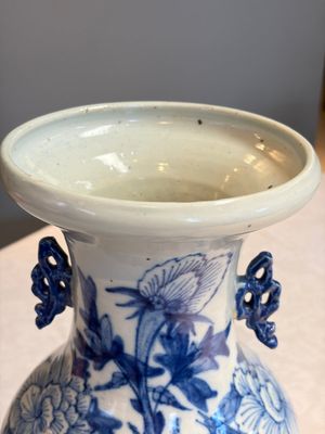 Two Chinese blue and white celadon-ground vases and a blue and white vase, on wooden stands, 19th C. — foto 18