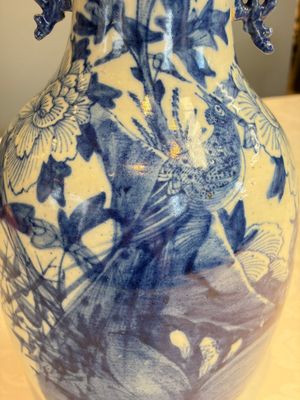 Two Chinese blue and white celadon-ground vases and a blue and white vase, on wooden stands, 19th C. — foto 19