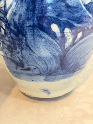 Two Chinese blue and white celadon-ground vases and a blue and white vase, on wooden stands, 19th C. — foto 20