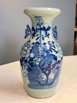 Two Chinese blue and white celadon-ground vases and a blue and white vase, on wooden stands, 19th C. — foto 2