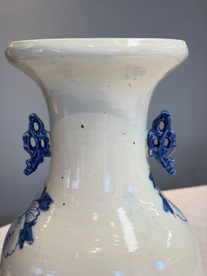 Two Chinese blue and white celadon-ground vases and a blue and white vase, on wooden stands, 19th C. — foto 21