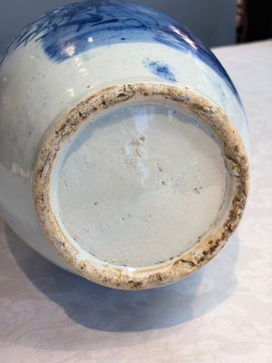 Two Chinese blue and white celadon-ground vases and a blue and white vase, on wooden stands, 19th C. — foto 24