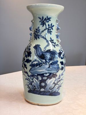 Two Chinese blue and white celadon-ground vases and a blue and white vase, on wooden stands, 19th C. — foto 27