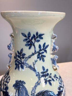 Two Chinese blue and white celadon-ground vases and a blue and white vase, on wooden stands, 19th C. — foto 28