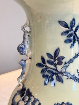 Two Chinese blue and white celadon-ground vases and a blue and white vase, on wooden stands, 19th C. — foto 29