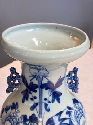 Two Chinese blue and white celadon-ground vases and a blue and white vase, on wooden stands, 19th C. — foto 3