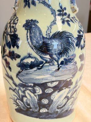 Two Chinese blue and white celadon-ground vases and a blue and white vase, on wooden stands, 19th C. — foto 31