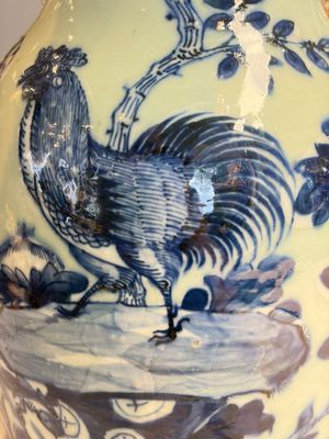 Two Chinese blue and white celadon-ground vases and a blue and white vase, on wooden stands, 19th C. — foto 32
