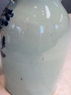 Two Chinese blue and white celadon-ground vases and a blue and white vase, on wooden stands, 19th C. — foto 34