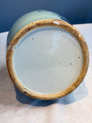 Two Chinese blue and white celadon-ground vases and a blue and white vase, on wooden stands, 19th C. — foto 35