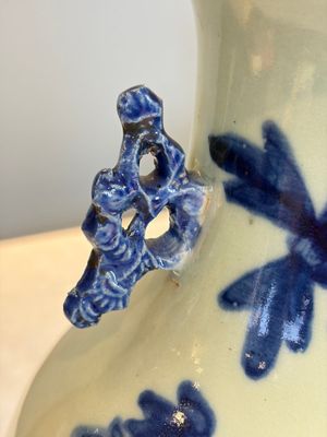 Two Chinese blue and white celadon-ground vases and a blue and white vase, on wooden stands, 19th C. — foto 4