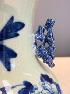 Two Chinese blue and white celadon-ground vases and a blue and white vase, on wooden stands, 19th C. — foto 5