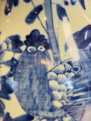 Two Chinese blue and white celadon-ground vases and a blue and white vase, on wooden stands, 19th C. — foto 6