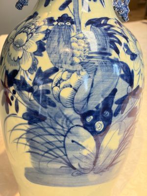 Two Chinese blue and white celadon-ground vases and a blue and white vase, on wooden stands, 19th C. — foto 7