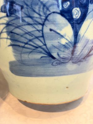 Two Chinese blue and white celadon-ground vases and a blue and white vase, on wooden stands, 19th C. — foto 8