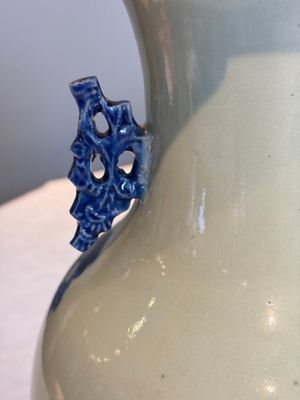 Two Chinese blue and white celadon-ground vases and a blue and white vase, on wooden stands, 19th C. — foto 9