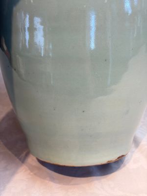 Two Chinese blue and white celadon-ground vases and a blue and white vase, on wooden stands, 19th C. — foto 10